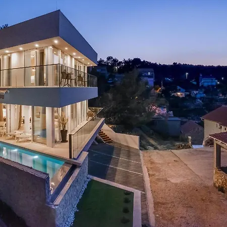 Feriehus Tiffany Mit Privatem Aussen- Und Innenpool